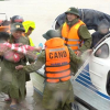 Xúc động cảnh chiến sỹ công an cứu hộ người dân bị thương trong lũ ở Quảng Bình