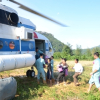 Trực thăng thả hơn 1,5 tấn hàng cứu trợ dân vùng lũ