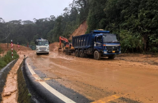 Đèo Khánh Lê lại sạt lở, tuyến đường Nha Trang - Đà Lạt ngồn ngộn đất đá