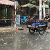 Người Sài Gòn trưa nay không kịp mặc áo mưa bởi cơn mưa giải nhiệt 'bất ngờ'