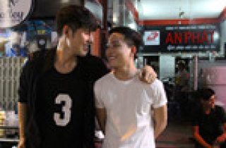 Hai chàng trai đẹp yêu nhau, bán trà sữa 'hút' người Sài Gòn đến chụp ảnh