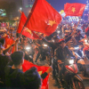 Người dân tràn ra đường hò reo chiến thắng của U23 Việt Nam