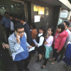 Hàng trăm cổ động viên xếp hàng nhiều giờ để xin visa Trung Quốc