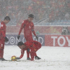 Đồng đội cào tuyết cho Quang Hải sút phạt ghi bàn