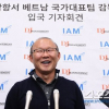 HLV Park Hang Seo tươi rói, họp báo 'nóng' ở sân bay Hàn Quốc