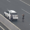 Đôi nam nữ dừng ôtô giữa đường cao tốc để chụp ảnh