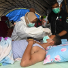 Y bác sĩ Indonesia kiệt sức vì động đất, Covid-19