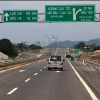 Vì sao nhiều tuyến cao tốc ở Việt Nam mới có 4 làn xe, không có làn dừng khẩn cấp?
