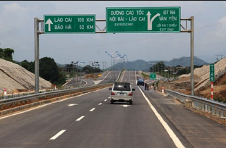 Vì sao nhiều tuyến cao tốc ở Việt Nam mới có 4 làn xe, không có làn dừng khẩn cấp?