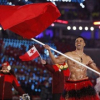 Vận động viên Tonga cởi trần mang cờ diễu hành trong lễ khai mạc Olympic