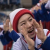 Nữ cổ động viên Triều Tiên bị bạn nhắc vì vỗ tay cho vận động viên Mỹ