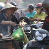 Dân TP HCM hào hứng mua cá lóc nướng vía thần tài