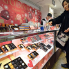 Phụ nữ Nhật đấu tranh với nghĩa vụ tặng chocolate nam giới ngày Valentine
