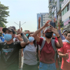 Người biểu tình tràn xuống đường, quân đội Myanmar ngắt internet cả nước