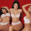 Chị em Kim Kardashian mặc nội y 