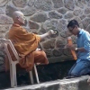 Người mặc đồ nhà sư đọc \'thần chú\', vẩy \'nước thánh\' tại chùa Hương Tích