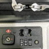 Hành khách tức giận vì vali bị phá khóa trên chuyến bay Singapore