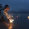 Cựu binh và người thân thả đèn hoa đăng tưởng nhớ liệt sĩ Gạc Ma