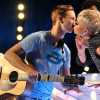 Thí sinh American Idol không thoải mái khi Katy Perry hôn môi