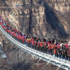 Khách Trung Quốc chen chúc trên cầu kính dài nhất thế giới