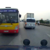 Clip: Hoảng hồn cảnh xe buýt cố tình chạy ngược chiều trên QL18