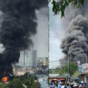 Cháy dữ dội ở cửa ngõ Sài Gòn, khói đen bốc cao hàng trăm mét