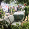 Cảnh sát vũ trang bao vây hàng chục người vác hàng lậu vào Việt Nam