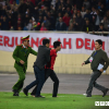 Lực lượng an ninh bắt fan cuồng lao xuống sân ôm cầu thủ U23 Việt Nam
