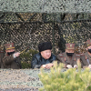 Kim Jong-un không đeo khẩu trang khi thị sát tập trận