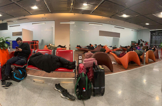 26 người Việt kẹt ở sân bay Paris về Việt Nam ngày mai