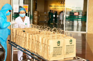 Những người âm thầm tiếp sức bác sĩ chống dịch