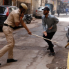 Cảnh sát Ấn Độ thẳng tay đánh roi những người phạm luật giới nghiêm