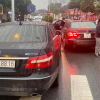 Từ việc 2 xe Mercedes cùng biển số “chạm mặt”: Xe dùng biển giả bị xử lý ra sao?