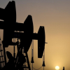 Giá dầu thế giới vọt lên đỉnh một năm
