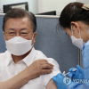 Tổng thống Hàn Quốc tiêm vaccine COVID-19 của AstraZeneca