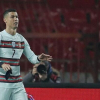 Ronaldo ném băng thủ quân để phản đối trọng tài