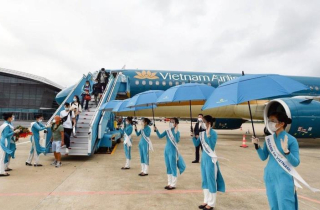Những du khách quốc tế đầu tiên đến Việt Nam sau khi mở cửa du lịch