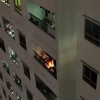 Nam sinh viên đốt vàng mã cháy nghi ngút ở lan can chung cư