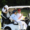 Trump lái xe đưa Abe đi đánh golf