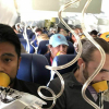 Hành khách trên máy bay nổ động cơ đeo mặt nạ oxy sai cách