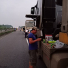 Lật xe trên cao tốc, nhiều tài xế nấu mì giữa đường chống đói
