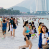 Hàng nghìn người đổ về bãi biển Nha Trang trong lễ 30/4