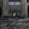 Khung cảnh đổ nát bên trong Nhà thờ Đức Bà sau hỏa hoạn