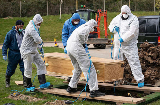 Lễ tang không người thân của cậu bé 13 tuổi