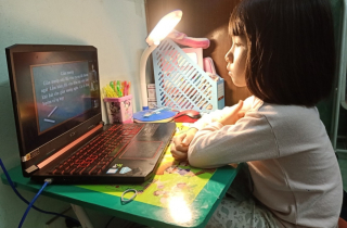 Bố mẹ chật vật kèm con học tại nhà