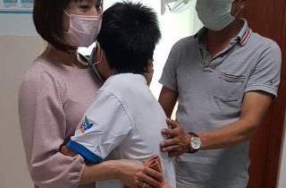 Bé trai òa khóc khi gặp mẹ sau một tháng cách ly