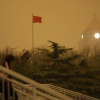 Ô nhiễm không khí lên mức nguy hại, bầu trời Bắc Kinh chuyển vàng