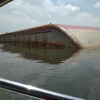 Sà lan nặng 1.200 tấn lật úp trên sông Sài Gòn