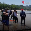 Học sinh Quảng Ngãi kéo bè tre vượt sông đến trường