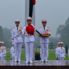 Toàn cảnh Lễ treo cờ rủ Quốc tang nguyên Chủ tịch nước Lê Đức Anh trong mưa